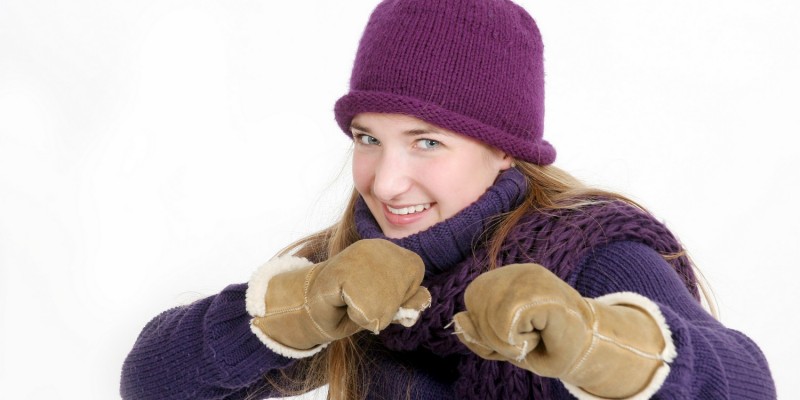 Frau mit Winterbekleidung und Handschuhen