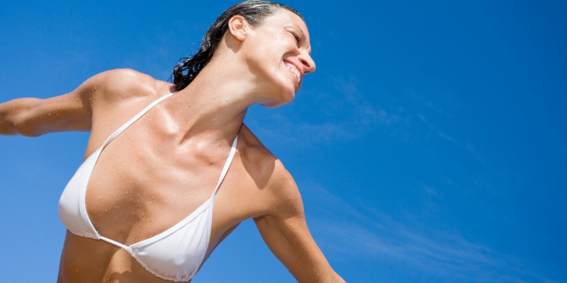 Weisses Bikini-Oberteil von Frau am Strand